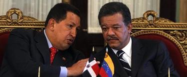 Hugo Chvez y Leonel Fernndez, durante la firma de los acuerdos. | EFE