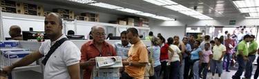 Los venezolanos acuden en masa a los supermercados ante la devaluacin del bolvar