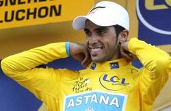 Alberto Contador se endosa el maillot amarillo de Lder del Tour. | EFE