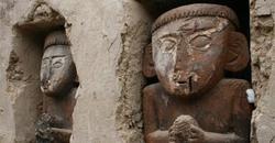 Hallan en Per estatuas de madera en una gran ciudad de barro del Imperio Inca