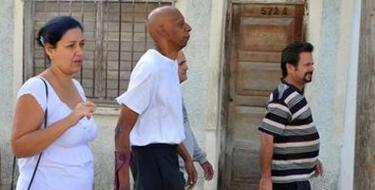 Guillermo Farias camina junto a otros disidentes por la ciudad de Santa Clara. | EFE