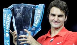 Federer levanta la copa de Maestros. | EFE