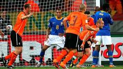 Wesley Sneijder (2d) celebra su gol a Brasil. | EFE