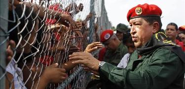 Hugo Chvez durante una visita a la localidad de Puerto Santa Rosa, Estado Zulia | EFE