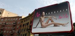 Fotografa de archivo del 24.09.07 del cartel publicitario de la campaa de la firma de moda "Nolita", instalado en una calle de Roma. | EFE