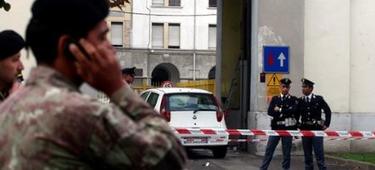 Un hombre libio lanza una bomba contra un cuartel del Ejrcito en Miln