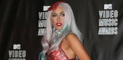 Lady Gaga, con un vestido hecho con carne, en los MTV Movie Awards. 