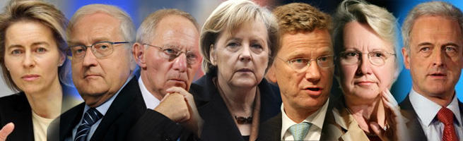 ngela Merkel, en el centro, junto a los seis ministros que le acompaan a Espaa.