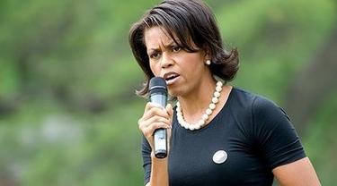 Michelle Obama, micrfono en mano | Archivo
