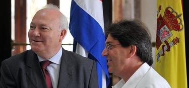 Mortinos sonre junto a Bruno Rodrguez, ministro de exteriores castrista. | EFE