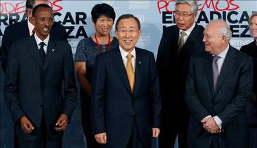 Moratinos sonre al lado de Ban ki Moon y Kagame | EFE
