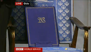 El premio Nobel, sobre la silla vaca de Xiaobo | BBC