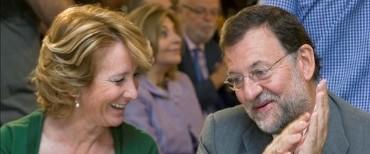 Aguirre y Rajoy sonrientes | Archivo