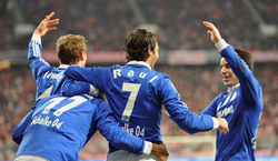 Ral celebra con sus compaeros el gol conseguido ante el Bayern de Munich. | EFE