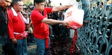 Miles de "camisas rojas" vierten sangre en la entrada de la casa del primer ministro 