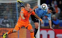 Arjen Robben (d) pelea por un baln con Walter Gargano. | EFE