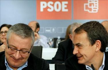 Sonrisas entre Zapatero y Blanco | Archivo
