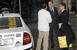 Llegada de Miguel ngel Revilla a La Moncloa en taxi