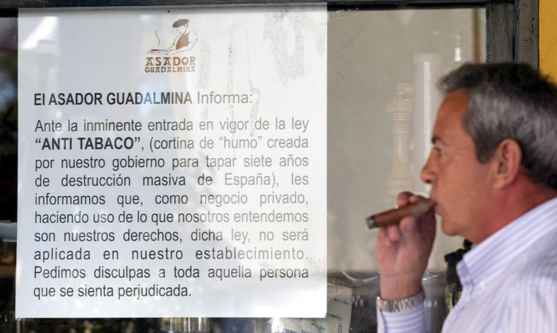 Los fumadores en la calle